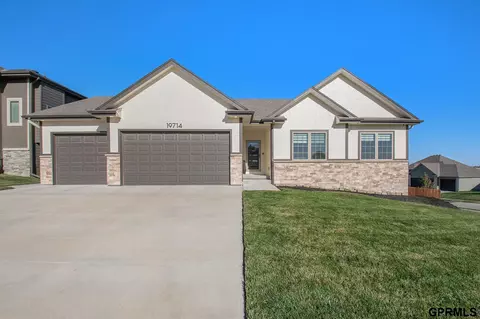 19714 Greenleaf St, Gretna, NE 68028