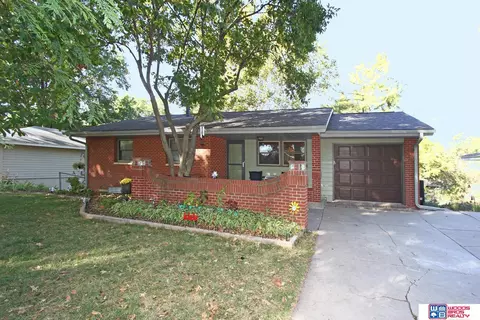 1827 E Bermuda Dr, Lincoln, NE 68506