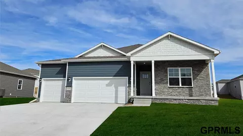 6418 Park Crest Dr, Papillion, NE 68157