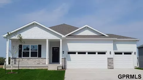 6426 Park Crest Dr, Papillion, NE 68157