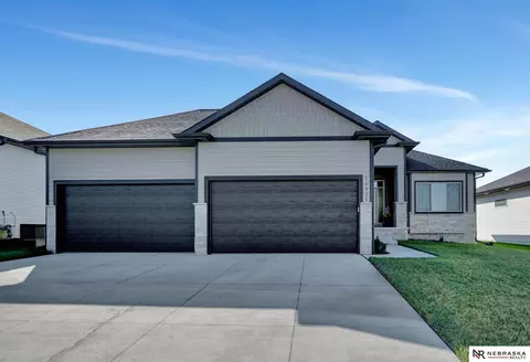 10421 Century Ln, Lincoln, NE 68527