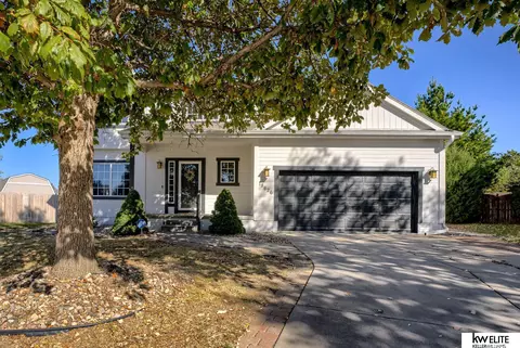 18626 Holmes Cir, Omaha, NE 68135