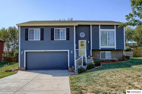 2907 Parkside Dr, Bellevue, NE 68123