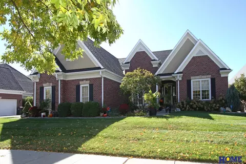 8421 Augusta Dr, Lincoln, NE 68526