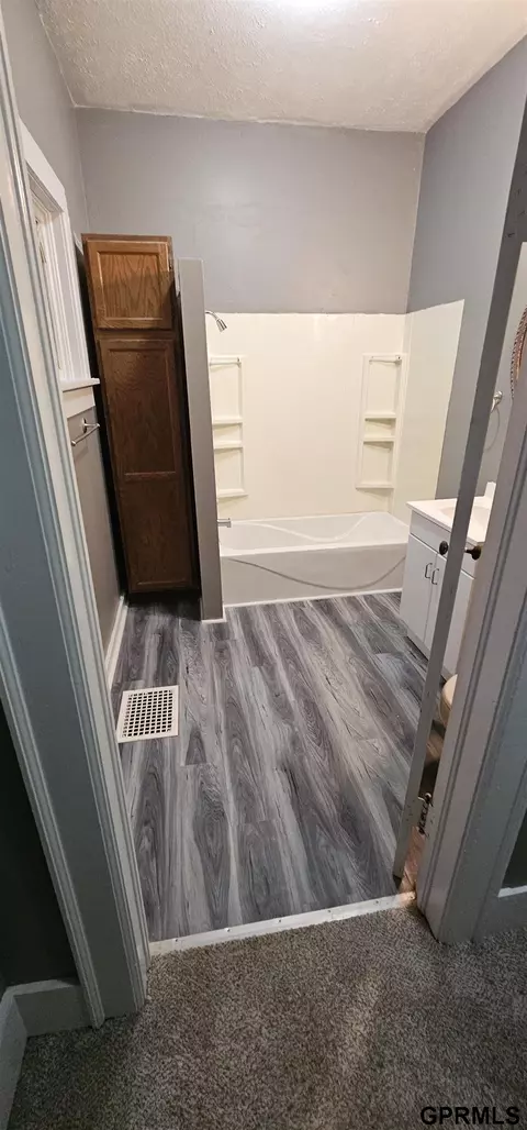 Bath - 1023 Ella St, Beatrice, NE 68310 photo 1 of 3