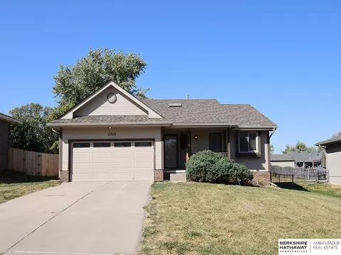 2308 Corn Dr, Papillion, NE 68046