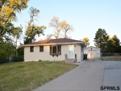9351 Redman Cir, Omaha, NE 68134