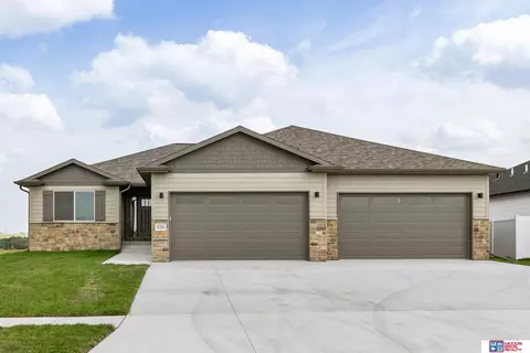 534 N 106th St, Lincoln, NE 68527