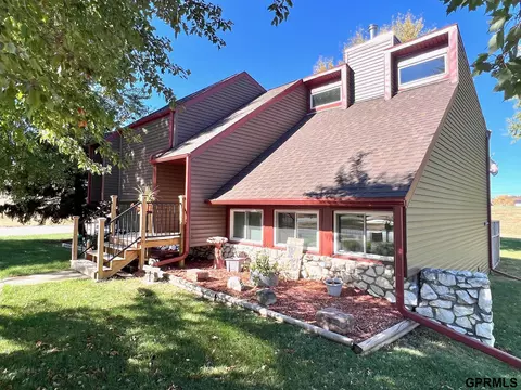 914 Q St, Geneva, NE 68361