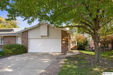1146 Coachmans Dr, Lincoln, NE 68510