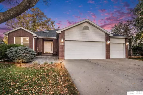 7210 Canyon Rd, Lincoln, NE 68516