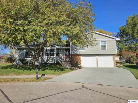 4916 Dumfries Dr, Omaha, NE 68157