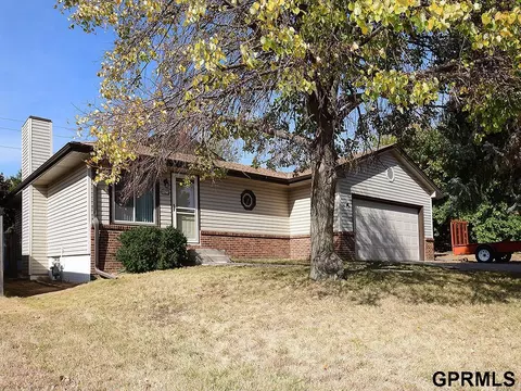 4025 Paxton Dr, Lincoln, NE 68521