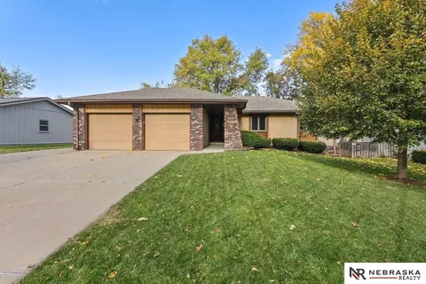 908 W Perry St, Papillion, NE 68046
