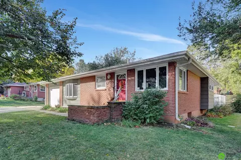 621 Wedgewood Dr, Lincoln, NE 68510