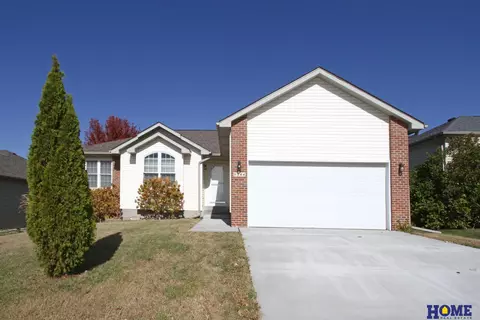 9344 Benziger Dr, Lincoln, NE 68526