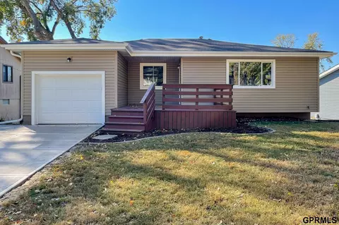 8708 Willow Ct, La Vista, NE 68128