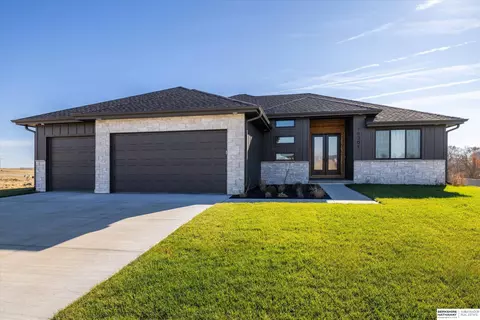 18301 Acorn Dr, Gretna, NE 68028