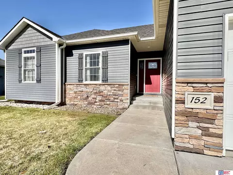 152 Maple St, Seward, NE 68434 photo 2