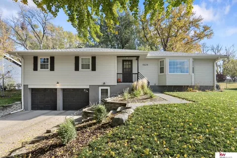 1529 Pinewood Cir, Omaha, NE 68144