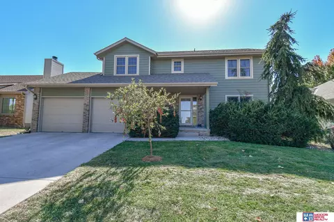 7941 Regent Dr, Lincoln, NE 68507