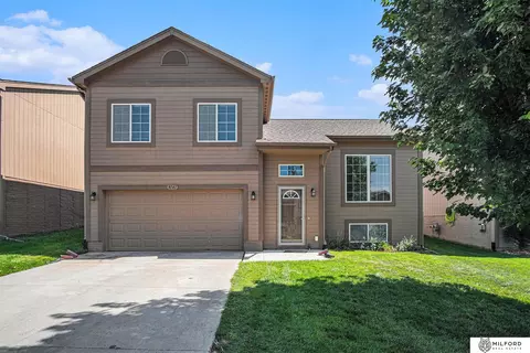 9141 Summit St, Omaha, NE 68122