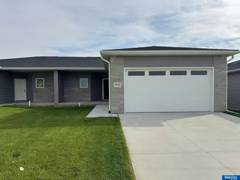 5916 Loxton St, Lincoln, NE 68526