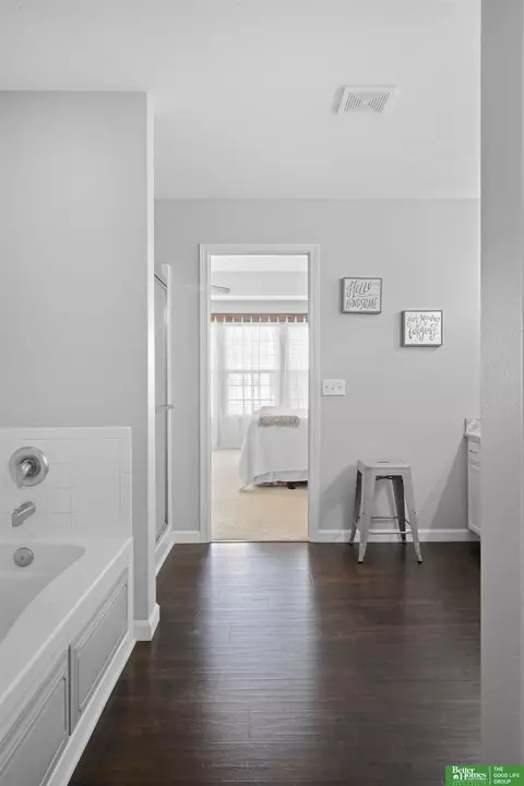 Bath - 14883 Eagle St, Bennington, NE 68007 photo 4 of 5