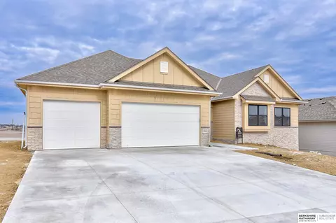 19062 Pinehurst Ave, Omaha, NE 68136