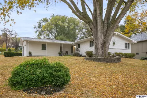 1216 Peterson Dr, Omaha, NE 68130