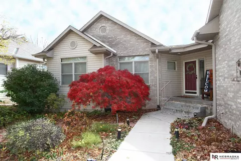 7857 Amelia Dr, Lincoln, NE 68516