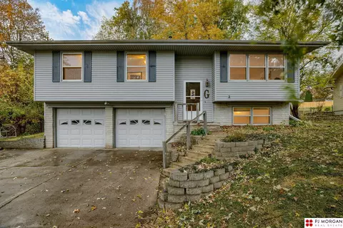 9005 Lee Cir, Bellevue, NE 68147