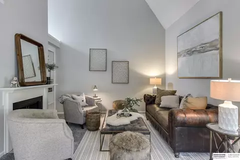 9630 Southby Plz, Omaha, NE 68124
