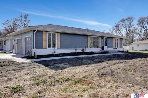 1623 Dorsey Ln, Beatrice, NE 68310
