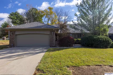 10009 Fieldcrest Dr, Omaha, NE 68114