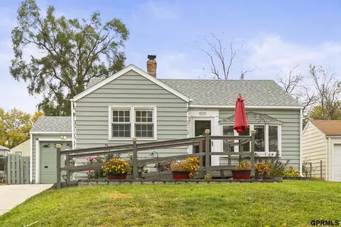 909 Mclaughlin Cir, Bellevue, NE 68005