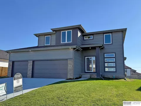 11011 Ranch Dr, Papillion, NE 68046