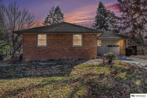 5955 Sumner St, Lincoln, NE 68506