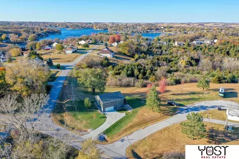 8419 Pawnee Ln, Plattsmouth, NE 68048