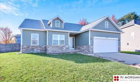 4205 Edgerton Dr, Bellevue, NE 68123