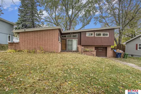 1204 Skyview Dr, Bellevue, NE 68005