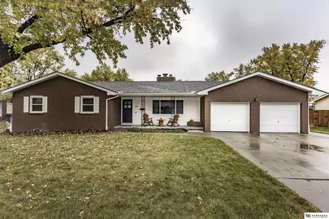 404 Crest Rd, Papillion, NE 68046