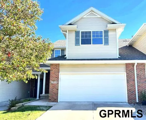 6940 Naples Dr, Lincoln, NE 68526