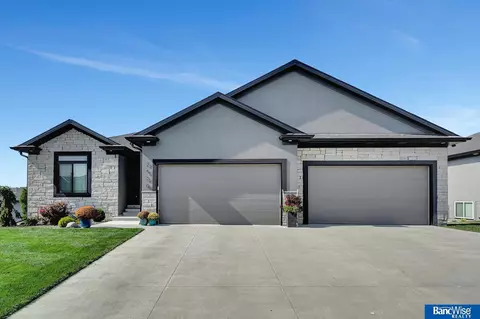 7520 Gerald Ave, Lincoln, NE 68516