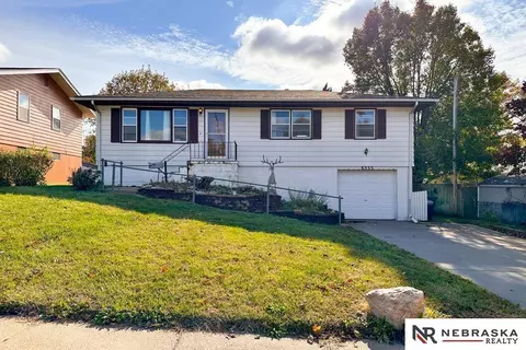 8333 Parker Ct, Omaha, NE 68114
