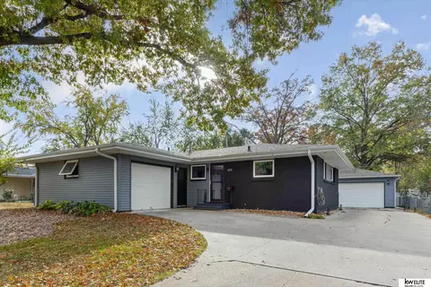 8719 Grand Ave, Omaha, NE 68134