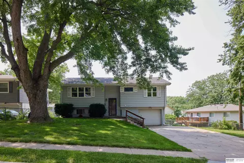 7530 S 89th St, La Vista, NE 68128