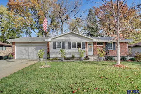 8620 Sandalwood Dr, Lincoln, NE 68520