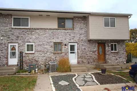 2228 Sandstone Rd, Lincoln, NE 68512