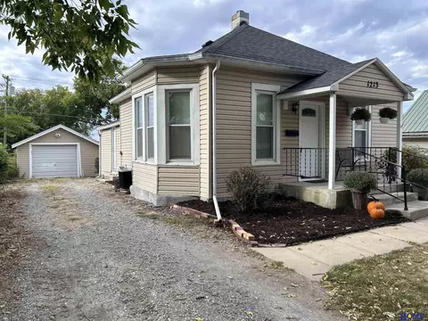 1213 Bell St, Beatrice, NE 68310 photo 3